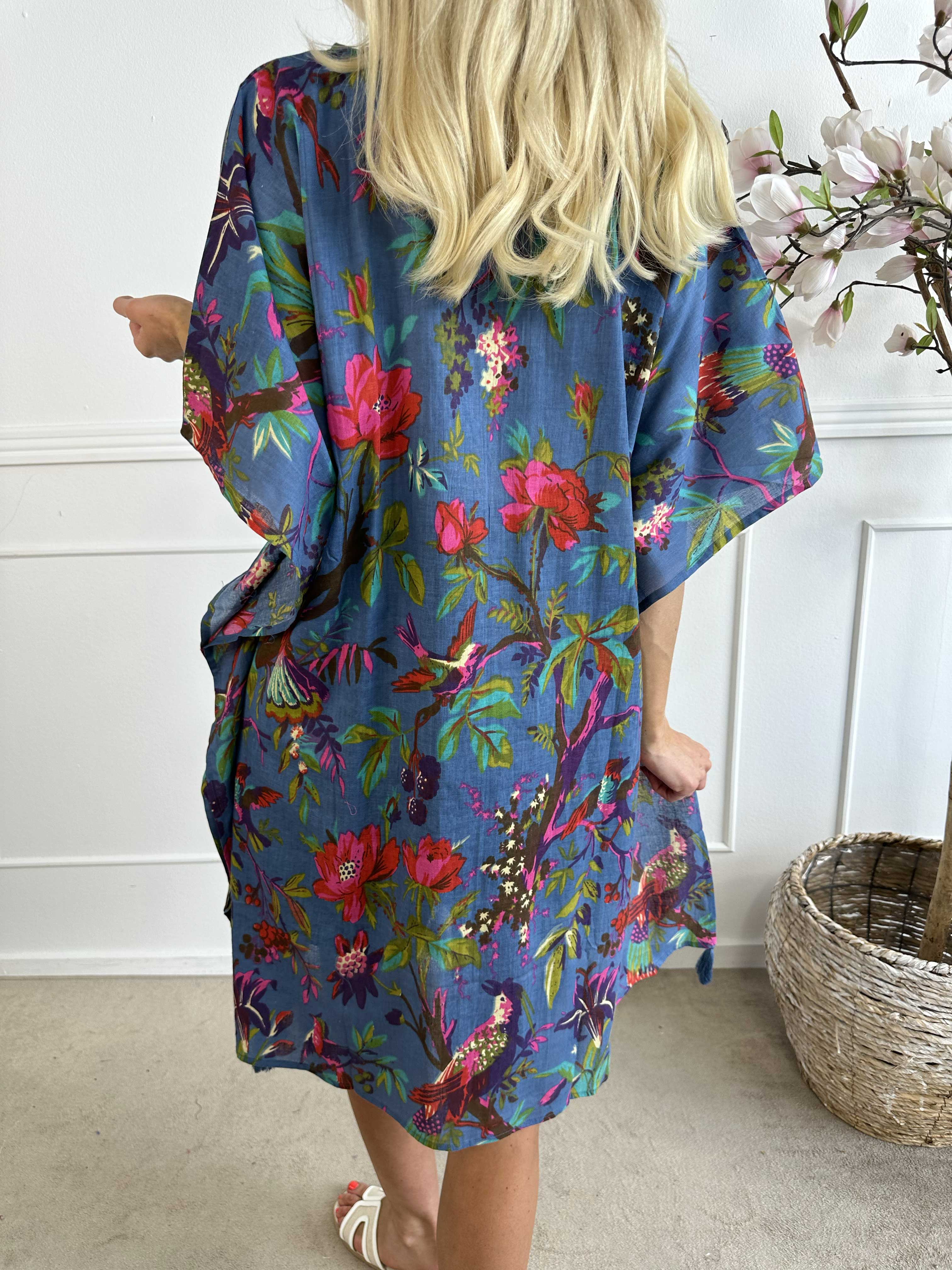 Xenia - Söt blommig tunika med knytband i midjan